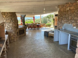 Außenküche mit Grill und Pizzaofen