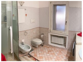 Badezimmer mit WC und Bidet