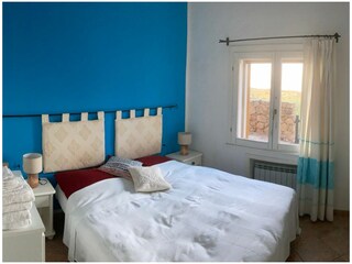 Schlafzimmer mit Doppelbett und Meerblick