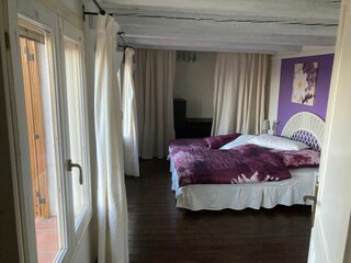 Schlafzimmer mit Doppelbett im OG