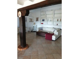 Wohn- und Esszimmer mit großer Couch