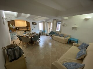 Wohn- und Esszimmer mit integrierter Küche