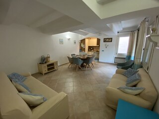 Wohn- und Esszimmer mit integrierter Küche