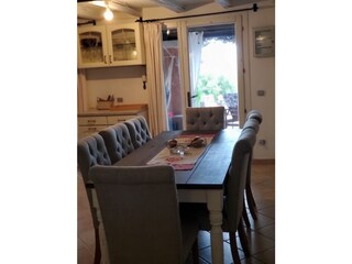 Esszimmer mit großem Tisch