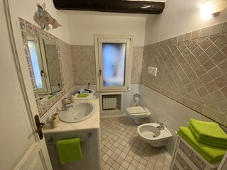 Badezimmer mit WC und Bidet
