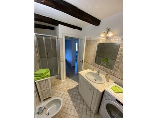Badezimmer mit Waschmaschine