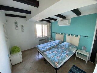 Schlafzimmer mit Doppelbett und Meerblick