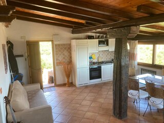 Wohn- und Esszimmer mit integrierter Küche