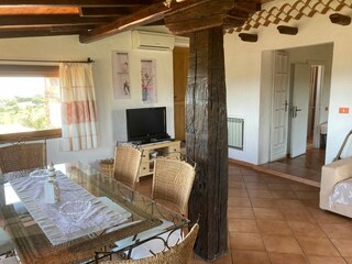 Wohn- und Esszimmer mit großem Esstisch