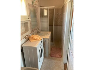 Badezimmer mit Waschmaschine