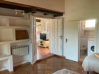 Schlafzimmer mit Doppelbett und zusätzlichem Bett