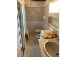 Badezimmer mit WC und Bidet