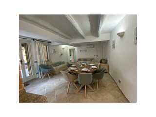 Wohn- und Esszimmer mit großem Esstisch