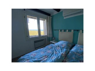 Schlafzimmer mit Doppelbett und Meerblick im EG
