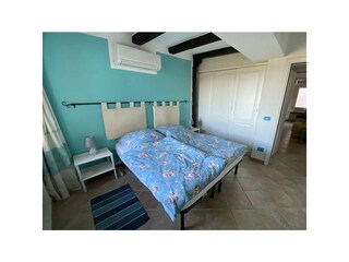 Schlafzimmer mit Doppelbett und Meerblick im EG