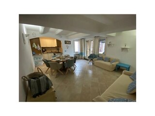 Wohn- und Esszimmer mit integrierter Küche