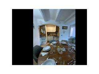 Wohn- und Esszimmer mit integrierter Küche