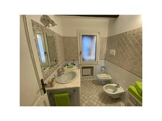 Badezimmer mit WC und Bidet