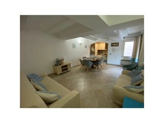 Wohn- und Esszimmer mit integrierter Küche