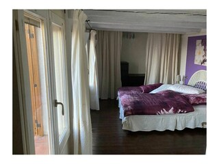 Schlafzimmer mit Doppelbett im OG