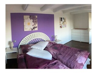 Schlafzimmer mit Doppelbett im OG