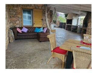 Essplatz mit Chill-Lounge und Außenküche