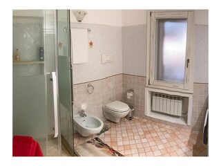 Badezimmer mit Waschmaschine