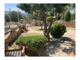 Eingangstor und Zufahrt