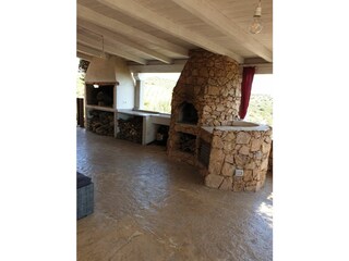 Außenküche mit Grill und Pizzaofen