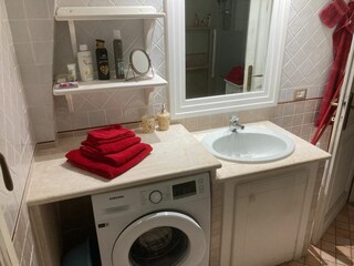Badezimmer mit Waschmaschine