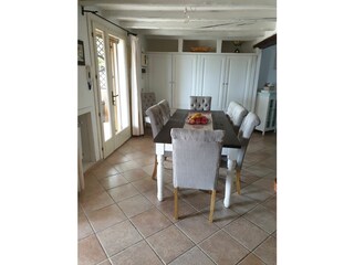 Wohn- und Esszimmer mit integrierter Küche