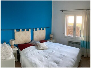 Schlafzimmer mit Doppelbett und Meerblick im EG