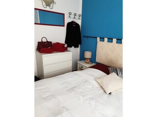 Schlafzimmer mit Doppelbett und Meerblick im EG