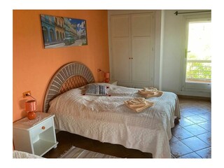 Schlafzimmer mit Doppelbett und zusätzlichem Einzelbett