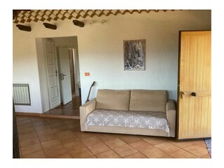 Wohn- und Esszimmer mit Sofa (OG) - rechts Eingangstüre