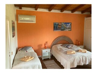 Schlafzimmer mit Doppelbett und zusätzlichem Einzelbett