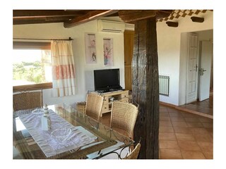 Wohn- und Esszimmer mit großem Esstisch (OG)