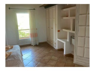 Schlafzimmer mit Doppelbett und zusätzlichem Einzelbett