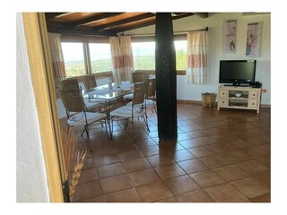 Wohn- und Esszimmer mit großem Esstisch (OG)