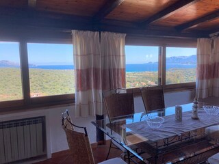 Wohn- und Esszimmer mit großem Esstisch (OG)