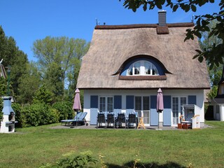 Großer Garten mit viel Platz und gemauertem Grill