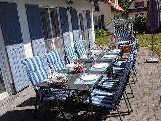 Große Terrasse mit 2 Sonnenliegen und Strandkorb