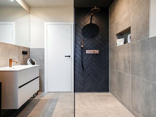 Tageslichtbad mit großer ebenerdiger Dusche