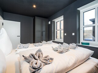 Schlafzimmer mit Schrank