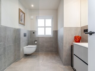 Tageslichtbad mit ebenerdiger Dusche