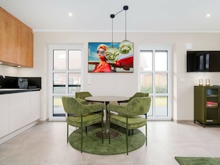 Essbereich mit Zugang zur Terrasse