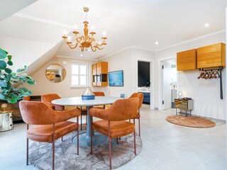 freundlicher und warm gestalteter Wohnbereich