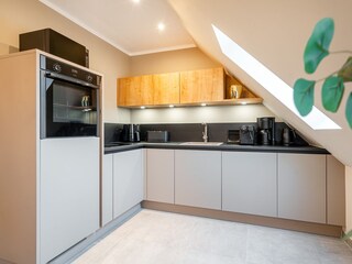 voll ausgestattete Küche mit viel Stauraum