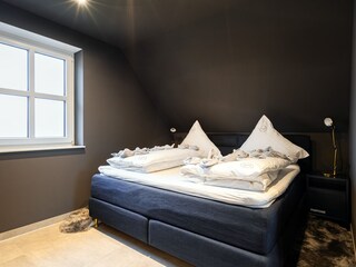 Schlafzimmer mit bequemem Boxspringbett