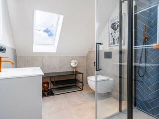 Tageslichtbad mit ebenerdiger Dusche